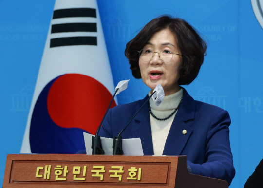 권인숙 더불어민주당 의원이 5일 오전 국회 소통관에서 '김건희 여사의 주가조작 및 허위경력 사건 등의 진상규명을 위한 특별검사 임명 등에 관한 법률안' 대표 발의 기자회견을 하고 있다. 연합뉴스